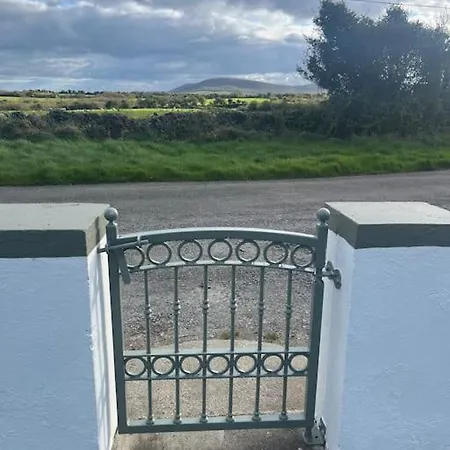 House In The Burren Clare Casa de Férias Droíchead an Chláir